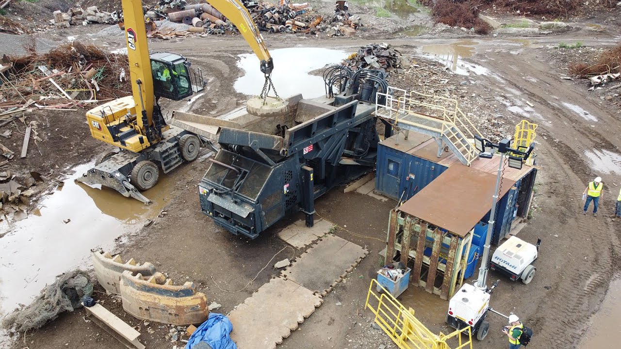 2023 Bonfiglioli Squalo 3000 Incline Shear Sizing Material in a Scrap Yard #heavyequipment #scrap