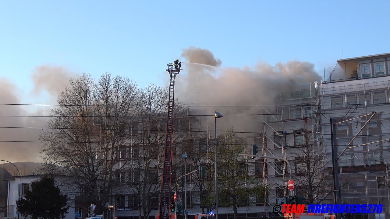 [F6 Dach] Einsatzfahrten zum Dachstuhlbrand an der Fachhochschule Frankfurt