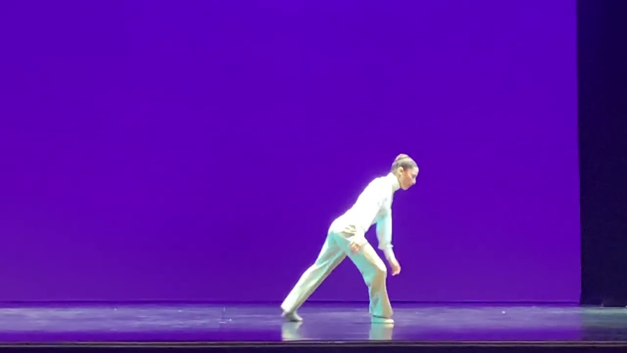 Ma chair / danza Nicole Esposito / cor. Veronica Bagnolini / Aulòs Danza Rimini /2022