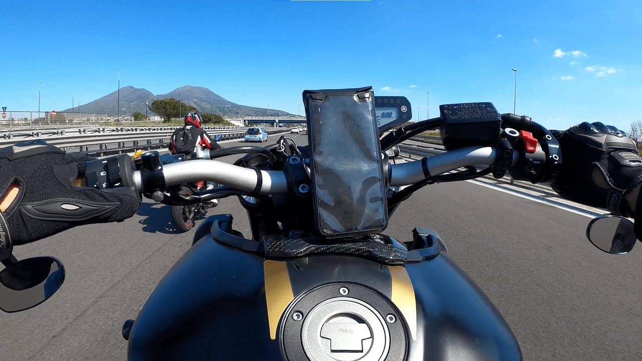 mt 09 una GIORNATA da PAZZI SUL VESUVIO...