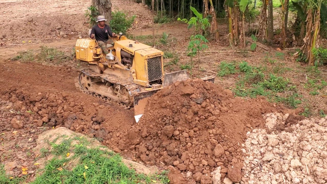 Complete Landfill operation, Skill MITSUBISHI Bulldozer Pushing Soil Techniques, Dump Trucks 
