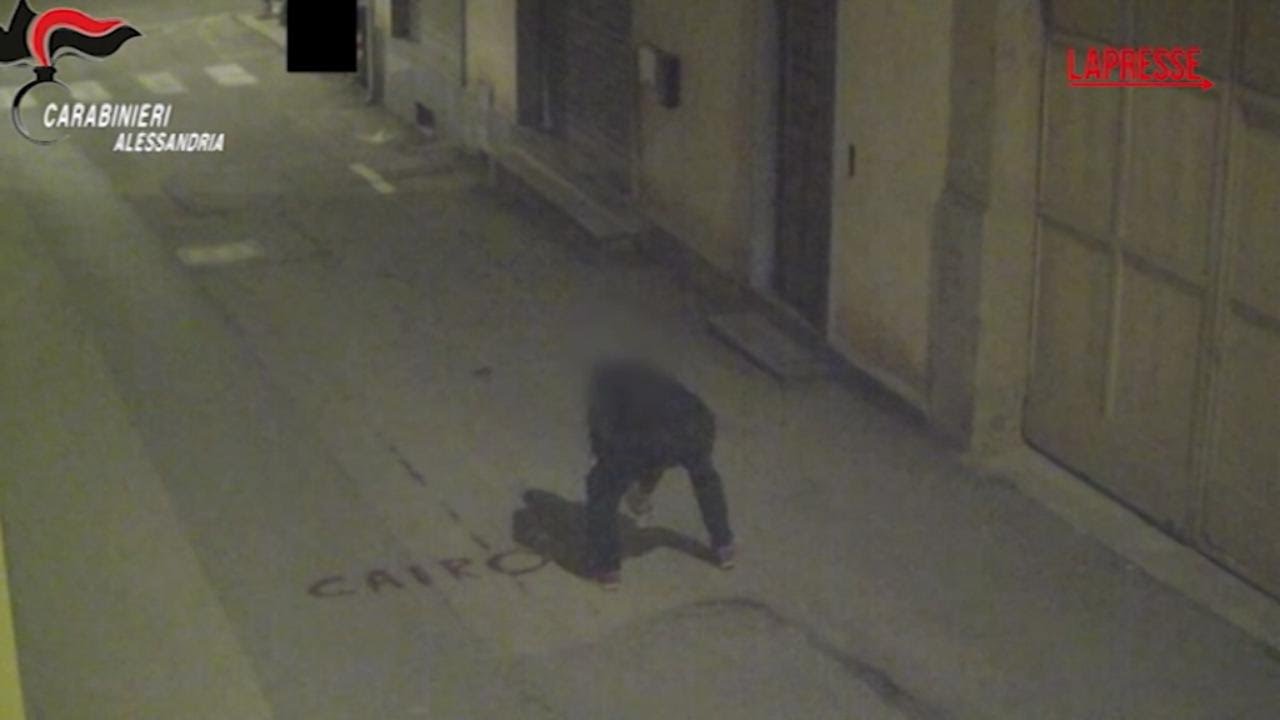 Denunciato un 72enne per le SCRITTE CONTRO CAIRO: l'uomo ripreso dalle telecamere di sorveglianza
