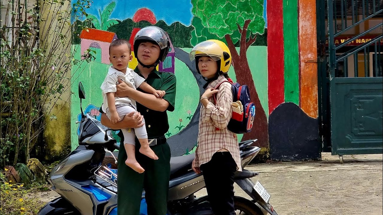 single mother is enthusiastically helped by a kind police officer/@mm10090