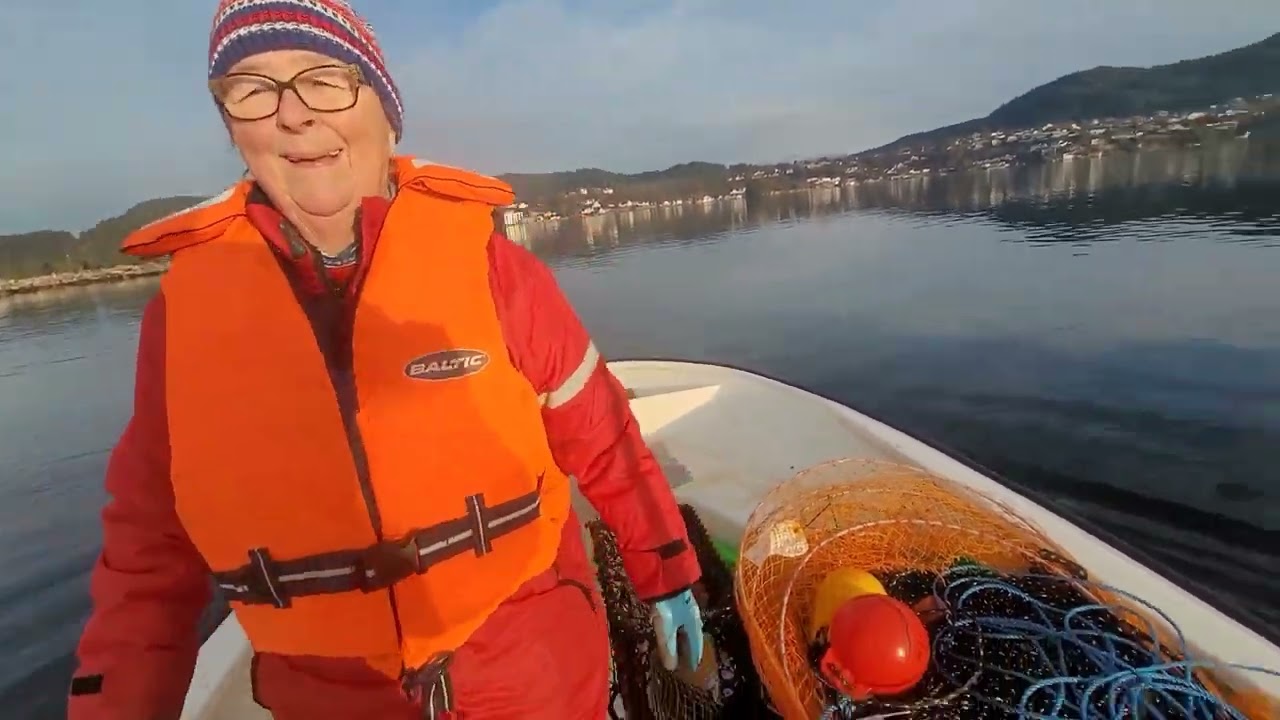 Laila nøt noen timer på sjøen som mannskap .