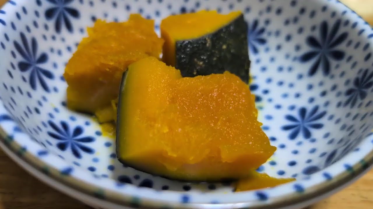 とある日の実家の晩飯：目玉焼き、豚肉野菜炒め、かぼちゃの煮付け、鯖缶、白菜の浅漬け、リンゴ、トマト、ぬか漬け、味噌汁：東京都杉並区和田二丁目　PXL 20260116 110154571