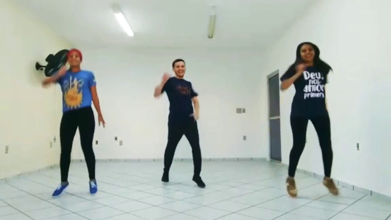 Uma entre todas foi a escolhida - Capela Mãe Rainha - Artista Sentinela