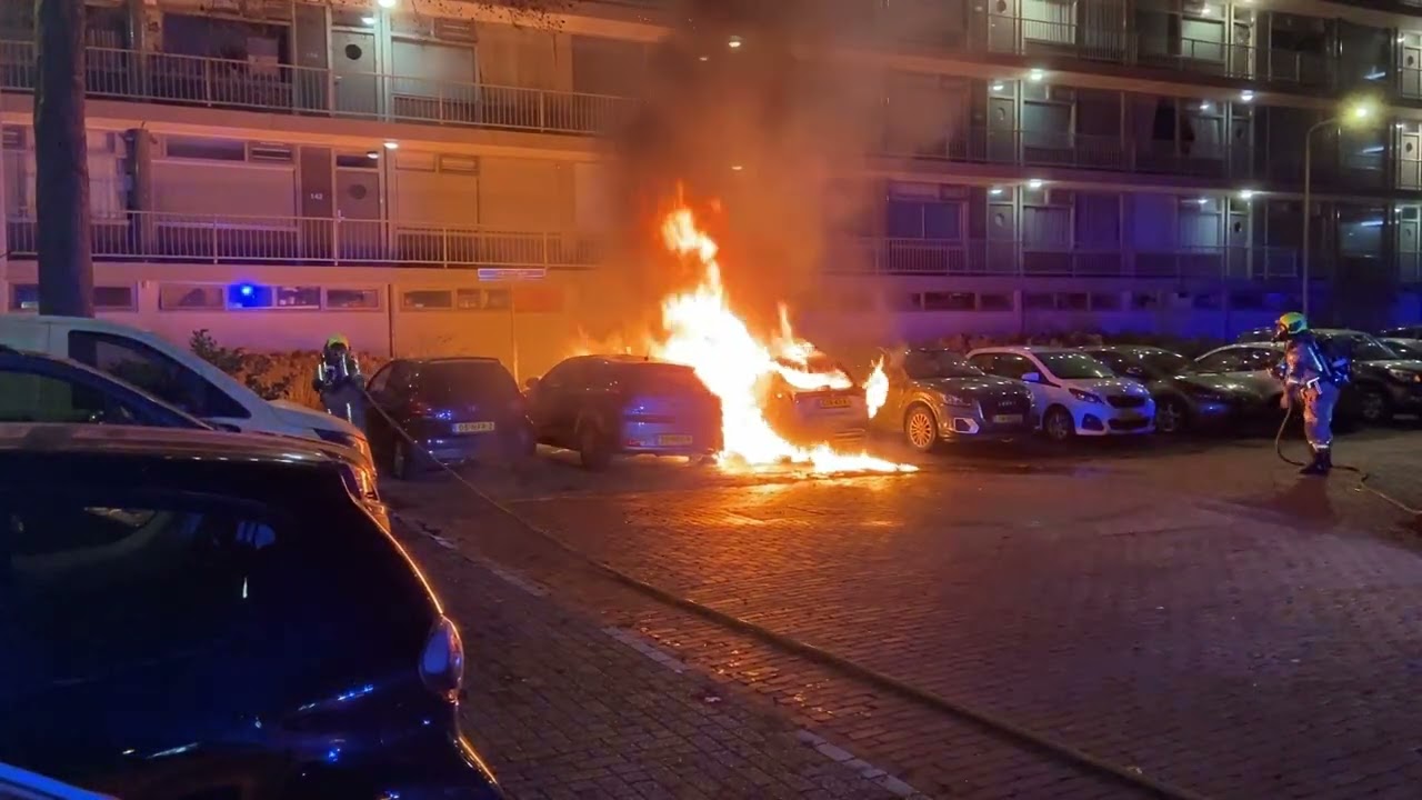 Dubbele autobrand aan de Handellaan