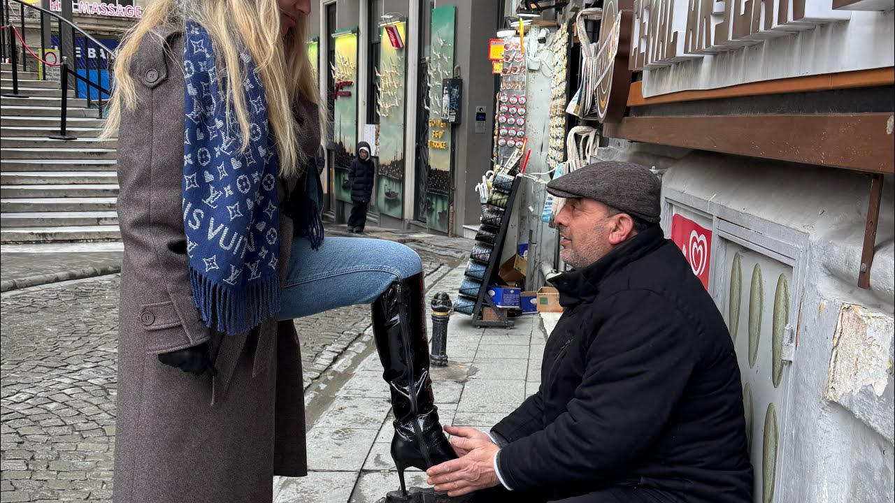 BLONDE HAVING HER BOOTS SHINED #shoeshine #istanbul#turkey#boots #pamellachka 