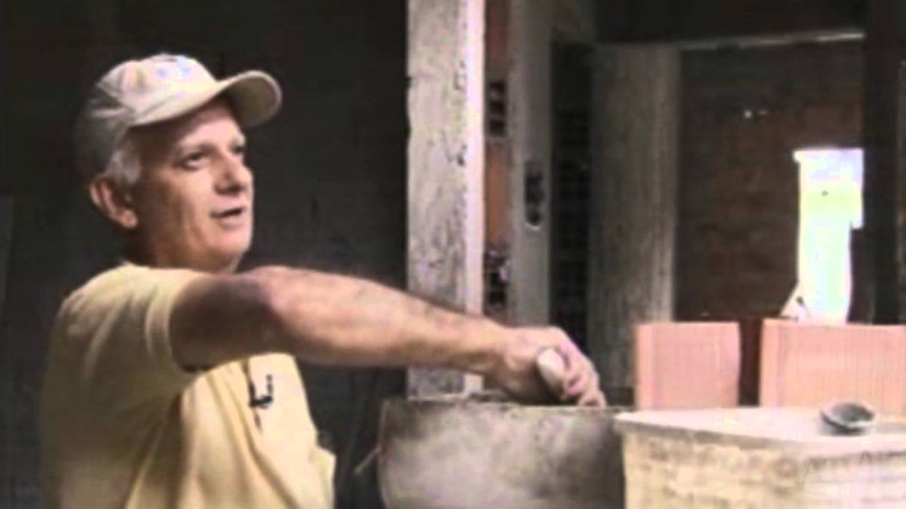 Luthier ensina a fazer instrumentos com madeira reciclada