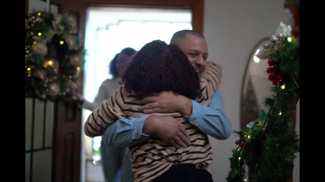Familias protagonizan emotivos reencuentros por Navidad y se hacen virales