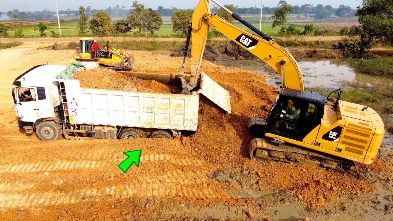 Incredible Dump Truck 25ton Drive Back Uploading Landslide Overturned Rescue Bulldozer D65PX KOMATSU