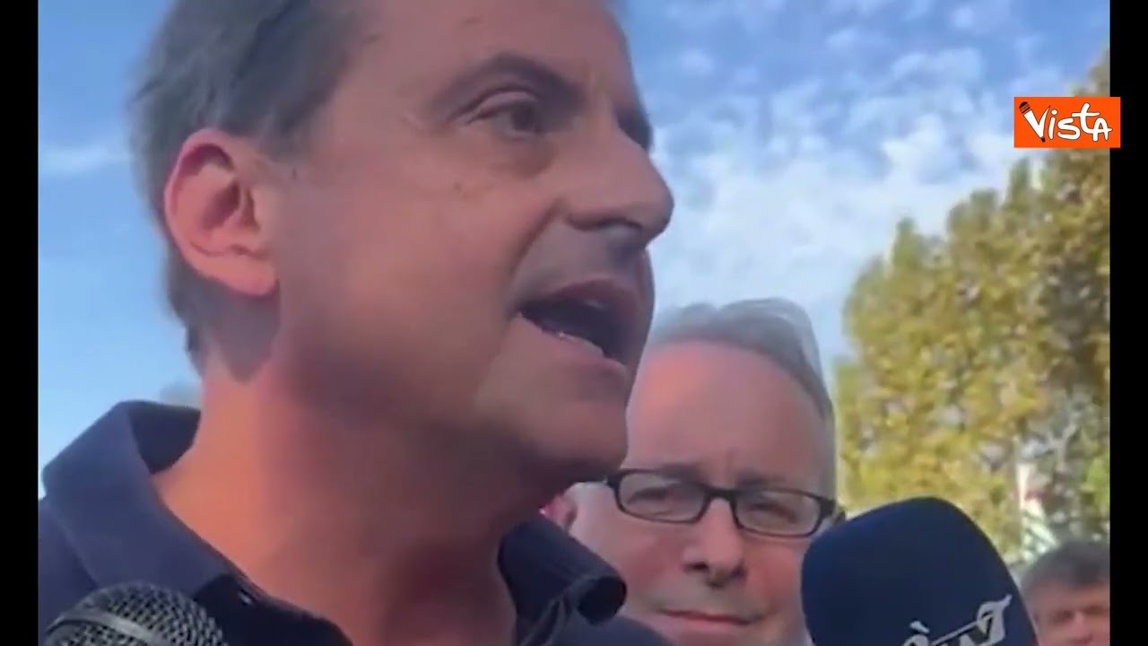 Calenda cerca di parlare con gli operai di Marelli, che però vanno via