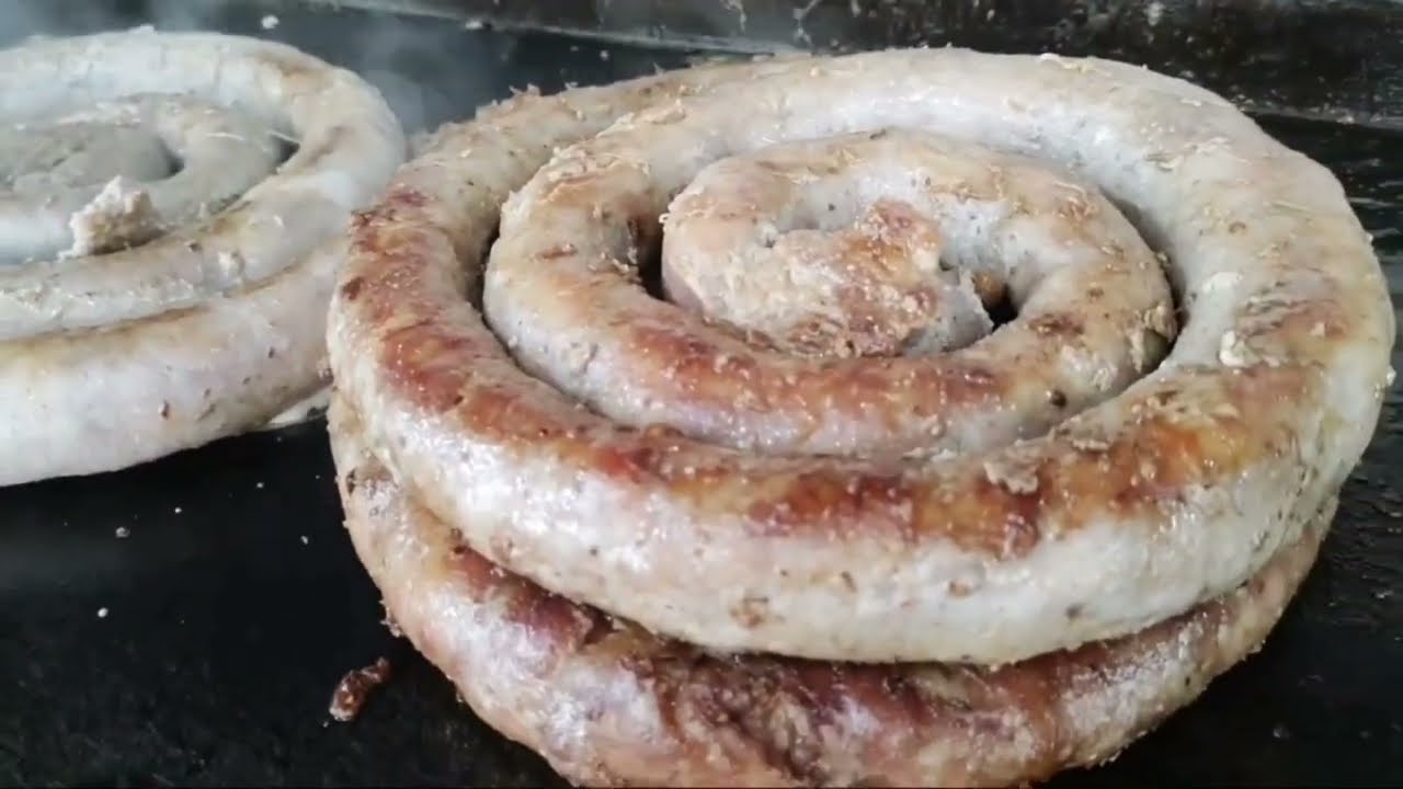 COMENDO PÃO COM LINGUIÇA EM DIVINÓPOLIS 