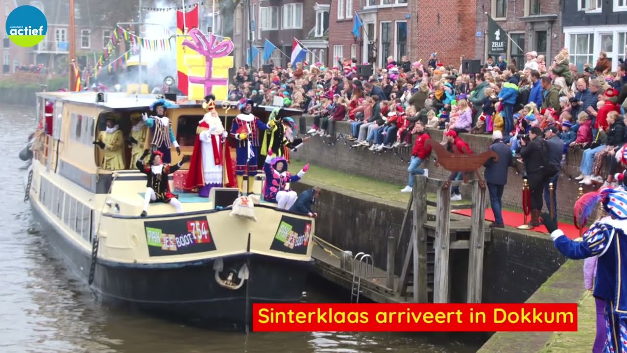Sinterklaas arriveert met pakjesboot 754 in Dokkum