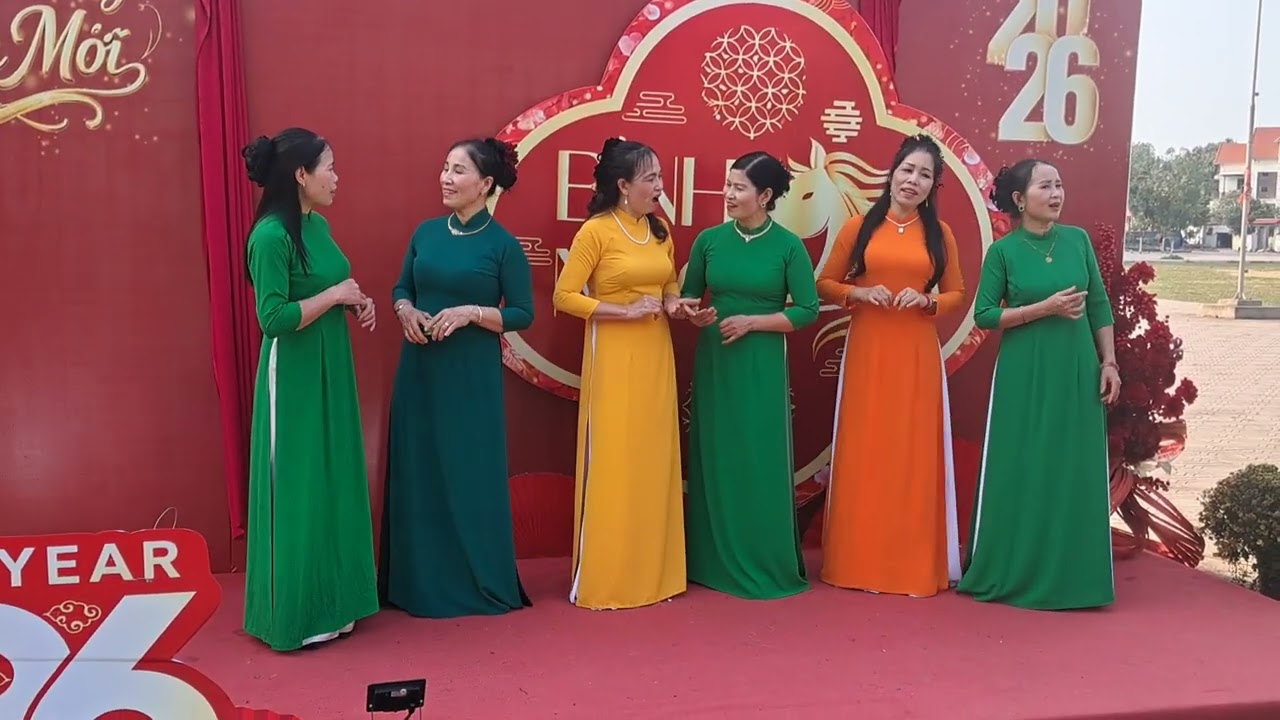 Tốp ca  nữ mùa xuân trên thành phố hồ chí minh
