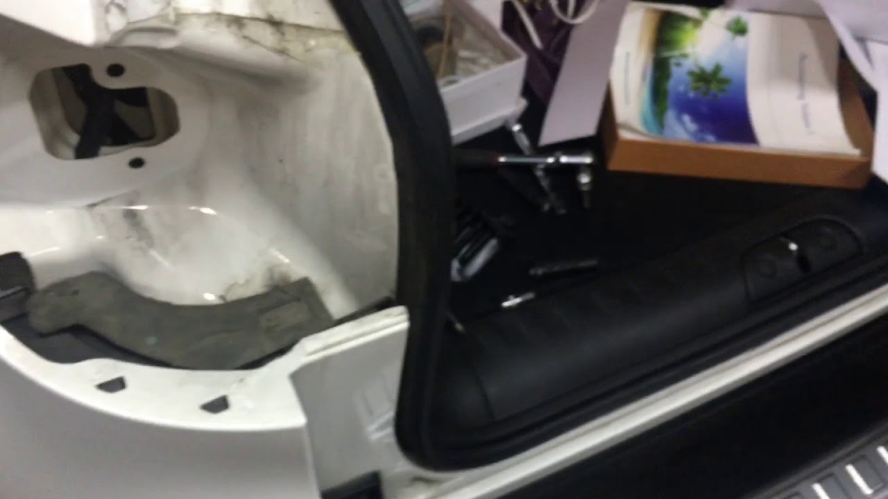 2012-2014 Fiat 500L Rear Brake Light Replacement