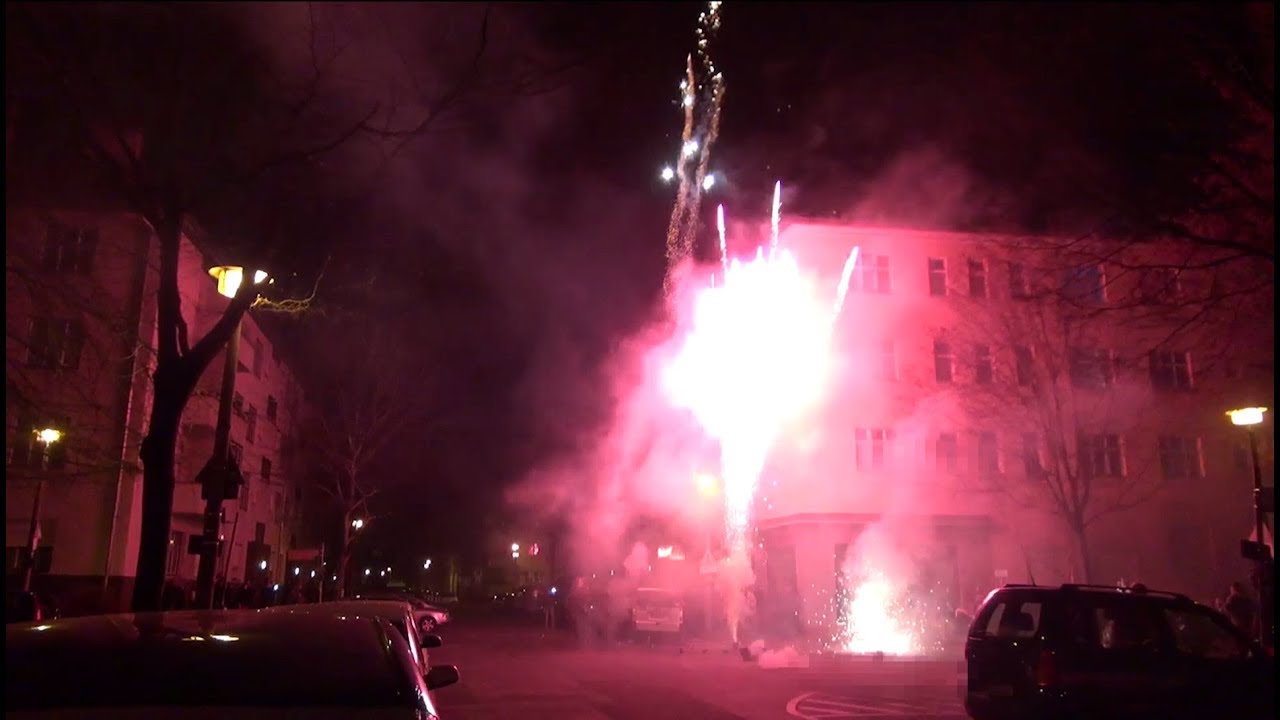 Pyro Wahnsinn in Berlin Neujahr 2017 Kurze Lunte Vorfreude Feuerwerksvitrine