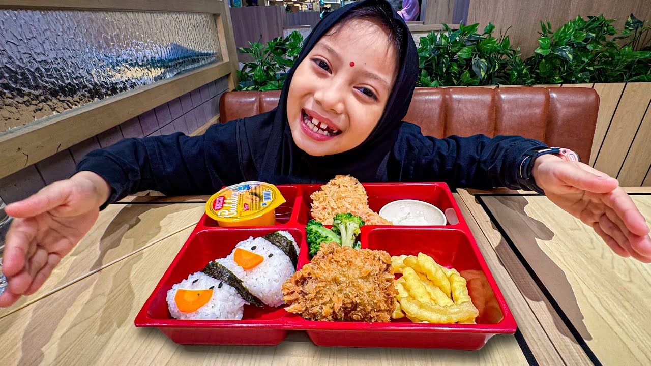 AQILA COBAIN MAKANAN UNIK DI MALL