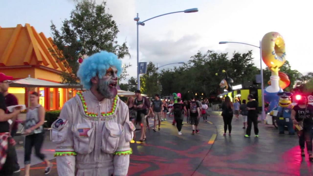 Chainsaw Clowns and Prisoners at Halloween Horror Nights 25