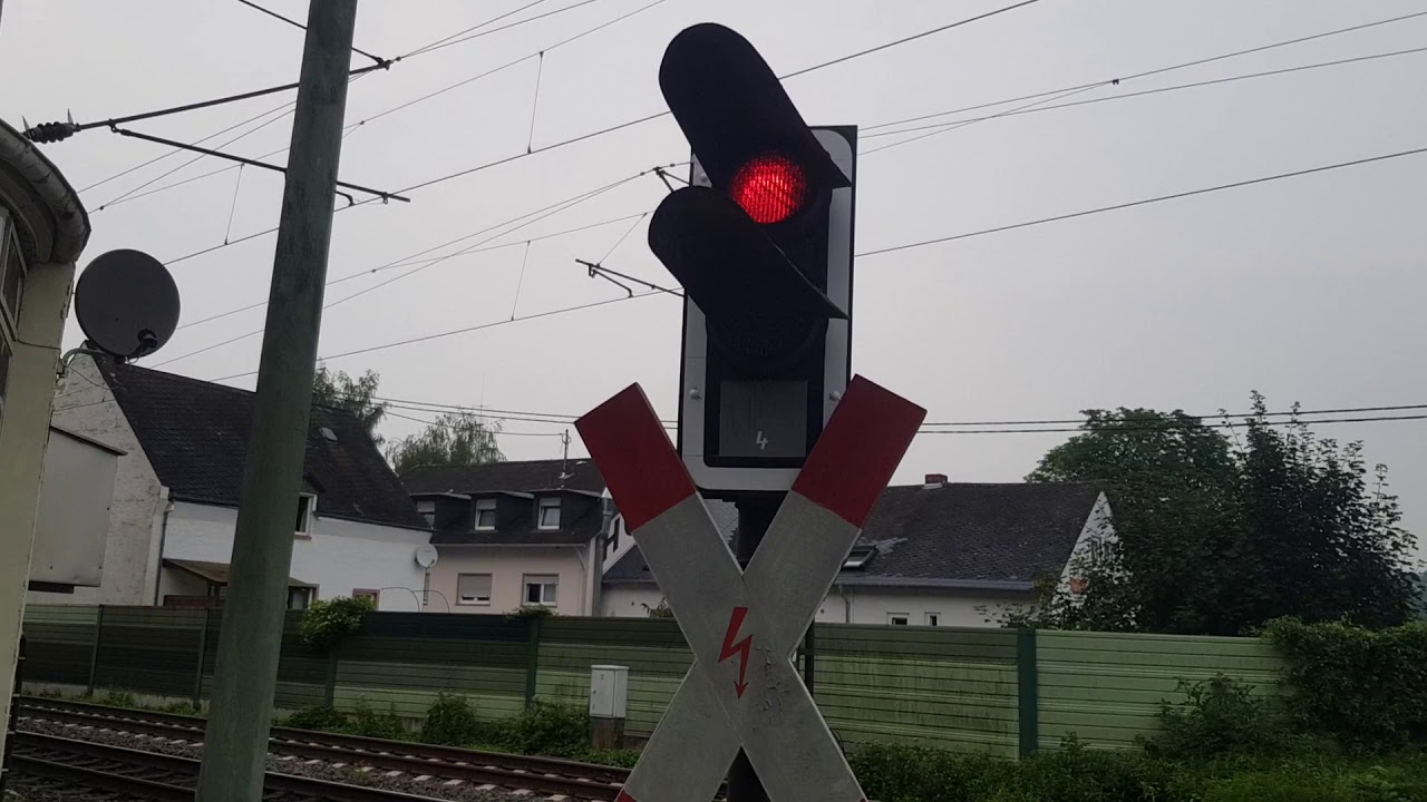 [B&Uuml;S72] Bahn&uuml;bergang Koblenz-Stolzenfels, Brunnenstra&szlig;e // Railroad Crossing // Spoorwegovergang