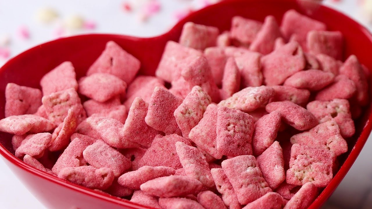 Strawberry Muddy Buddies