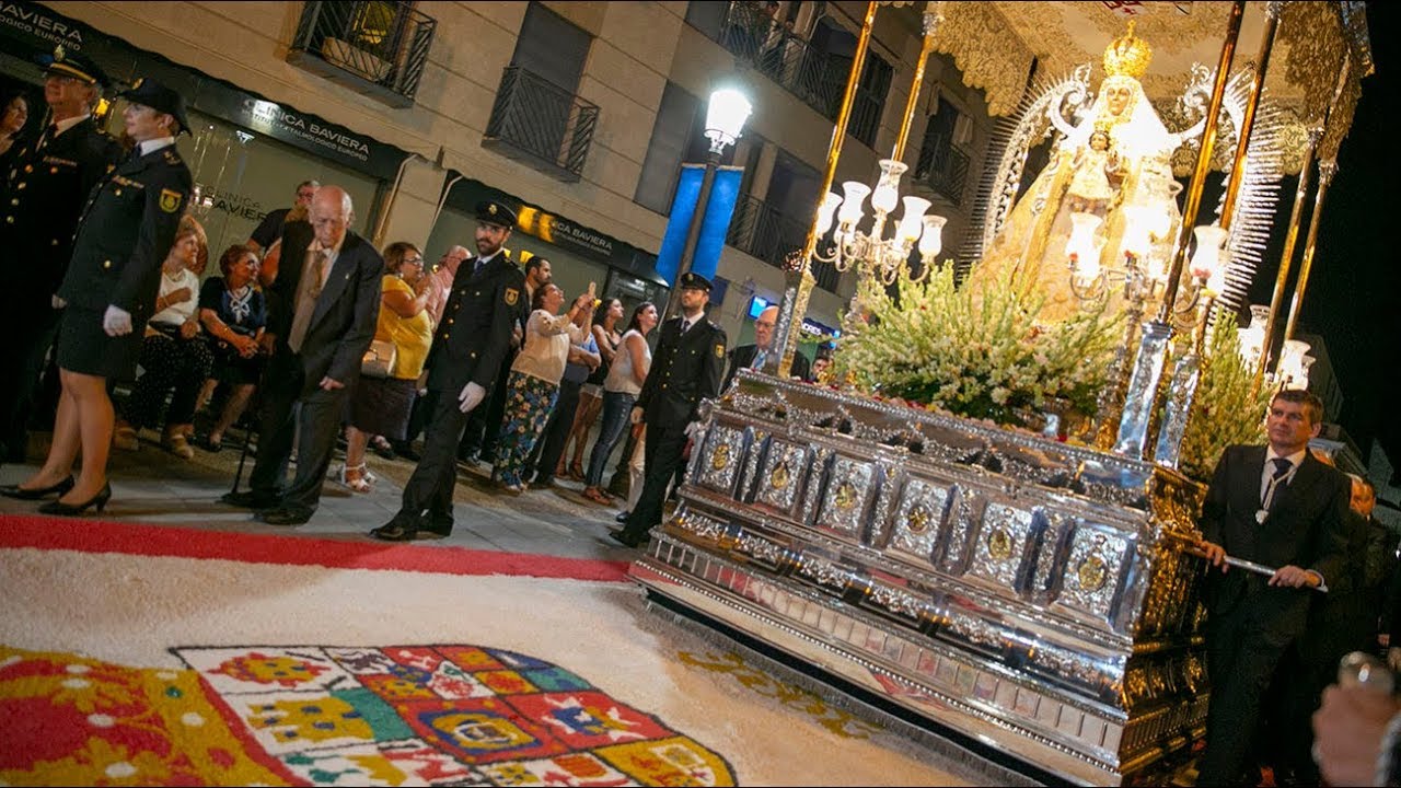 Miles de personas alumbran a la Virgen del Prado en la procesión de la Octava