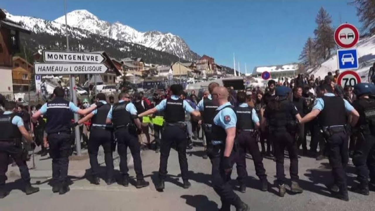 Scontri al confine fra gendarmi francesi e attivisti pro migranti