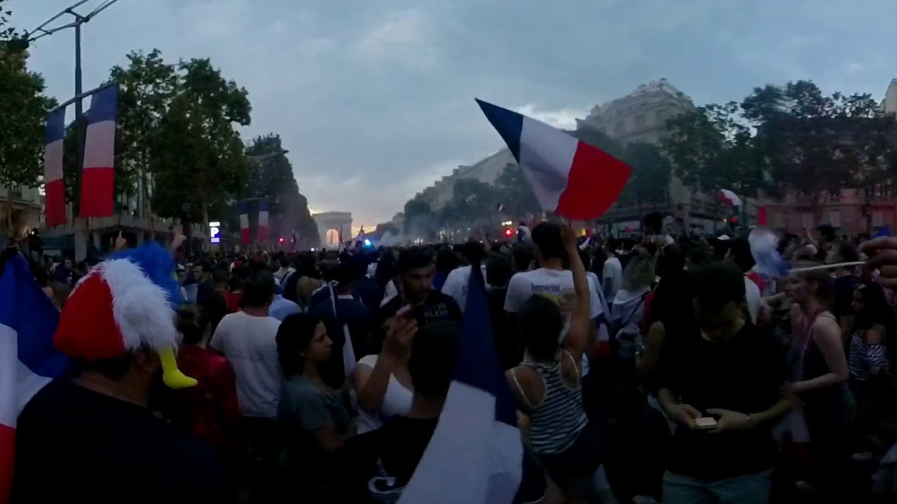 Toujours autant de monde, de fumigènes, de feux d’artifice...