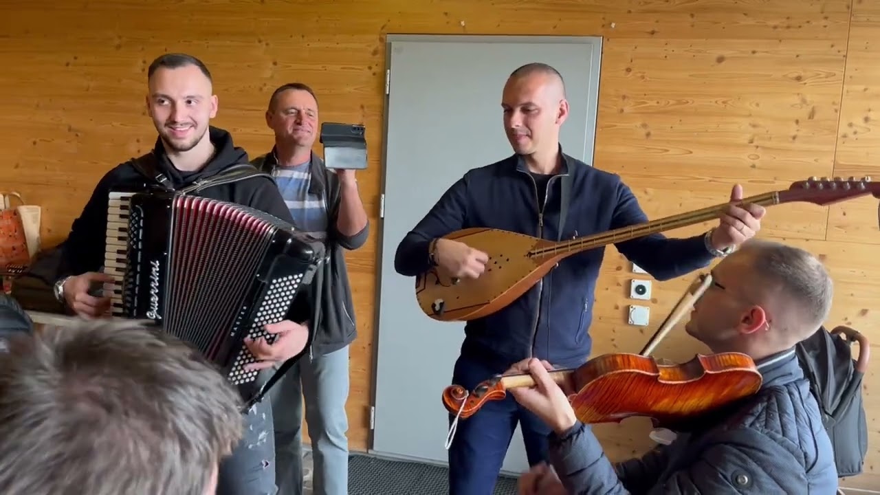 Momacke Tajne uz pratnju ivana i krune 🎻🎼