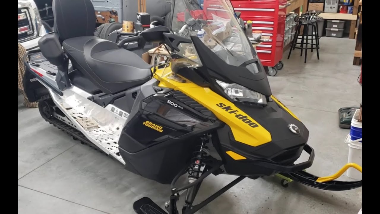 Прогулка по городу Ski-doo Grand Touring Sport 2025 года