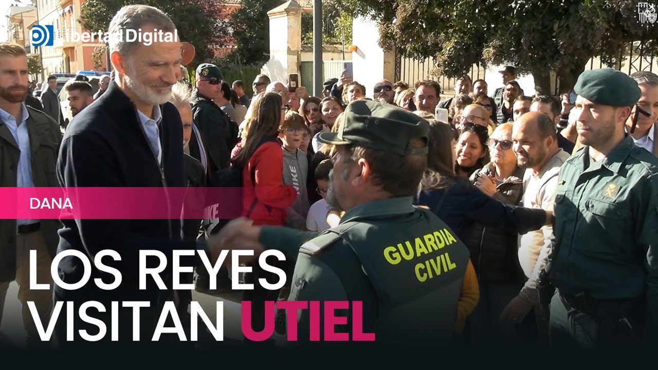 Los reyes Felipe VI y Letizia visitan Utiel para mostrar su apoyo tras la DANA