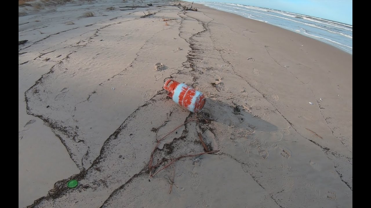 Co morze  wyrzuciło na plaże  po  sztormie  Orkanie Nadia w Łebie ?