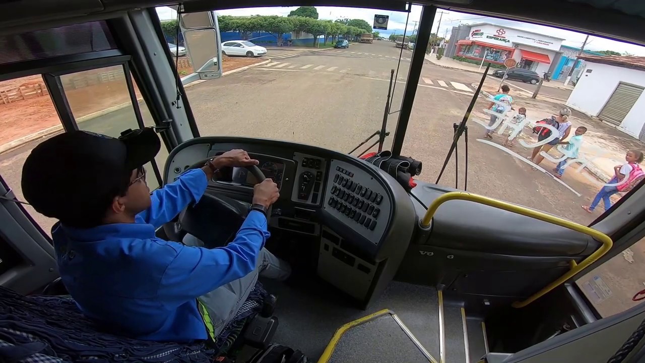 Dirigindo ônibus Rodoviário B9R Volvo  linha da Creche na cidade Alto Garças -