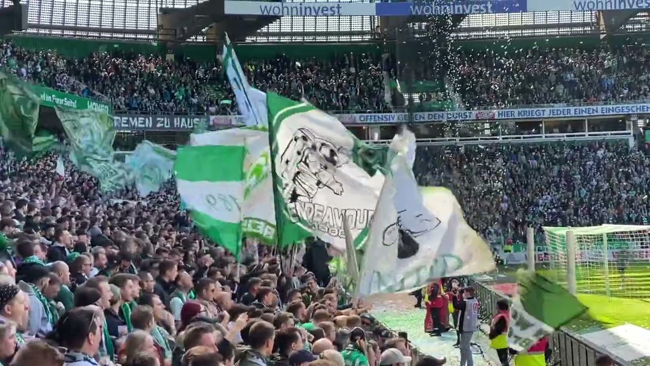 2022-04-17 SV Werder Bremen - 1. FC Nürnberg 1:1 - Einlauf der Mannschaften
