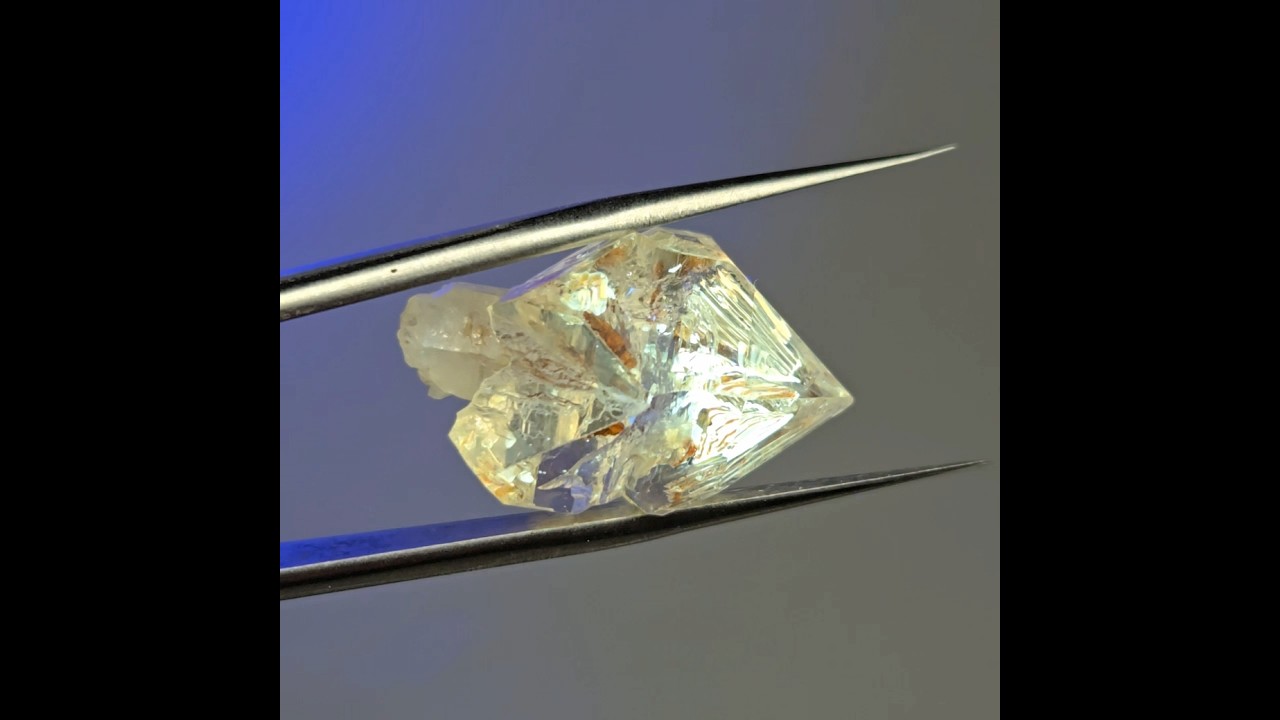 Діамантовий кварц херкімер з включенням нафти природний кристал 16 ct світиться під УФ промінням