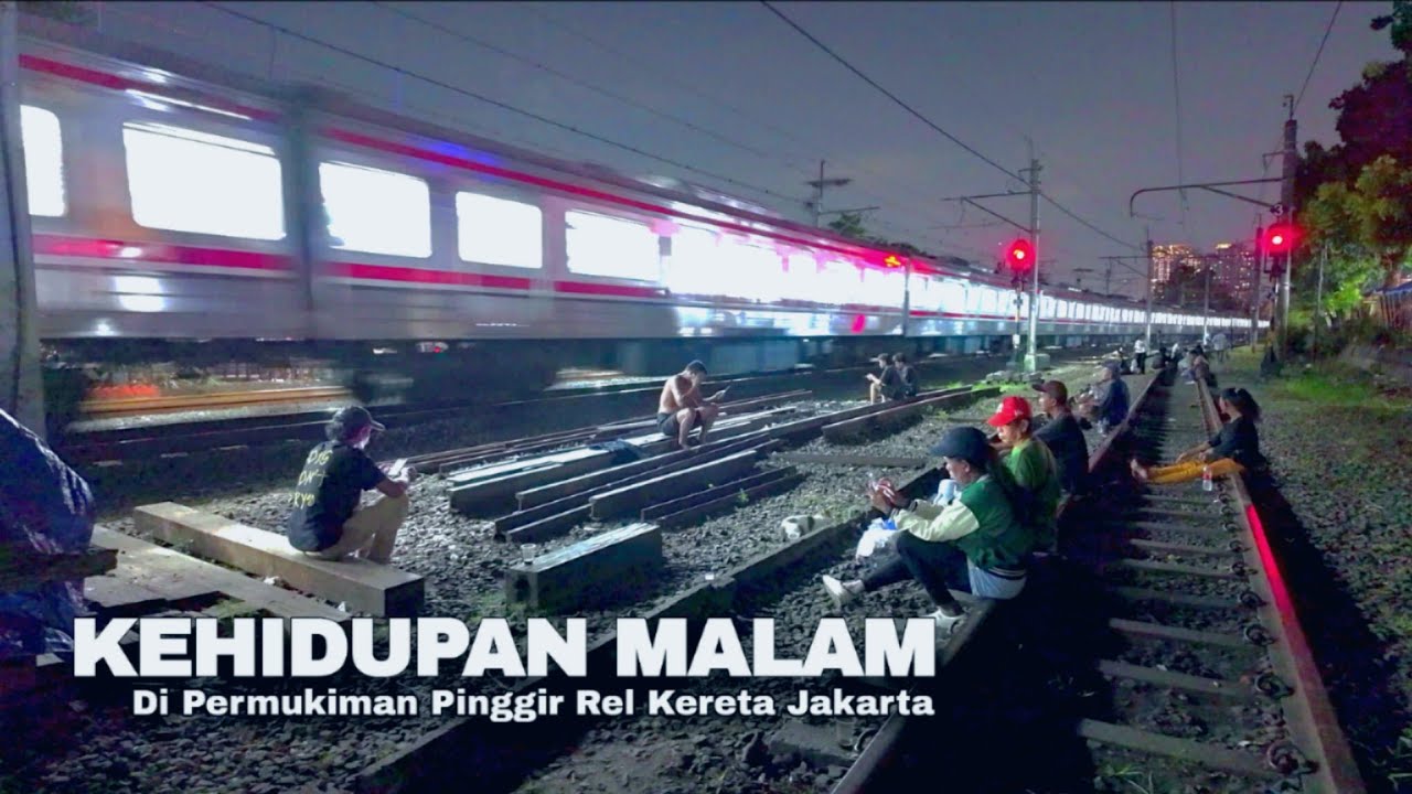 Kehidupan Malam Di Permukiman Pinggir Rel Kereta Jakarta | Real Life