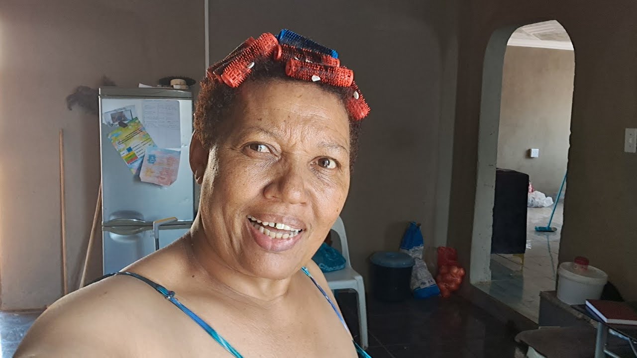 ROLLING MY HAIR- A COLOURERD THING..... THEN I FELL