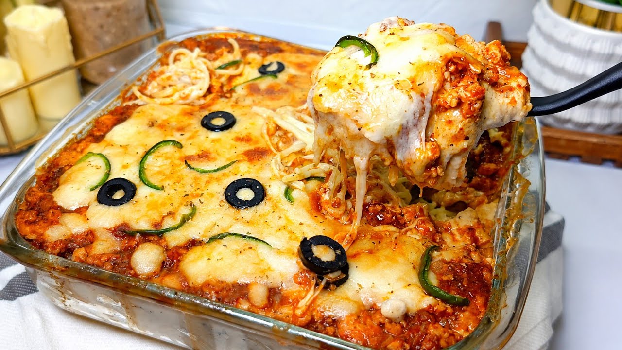 Creamy Cheesy Baked Spaghetti | Meat Spaghetti Sauce & White Cheese Sauce Recipe 🍝🧀
