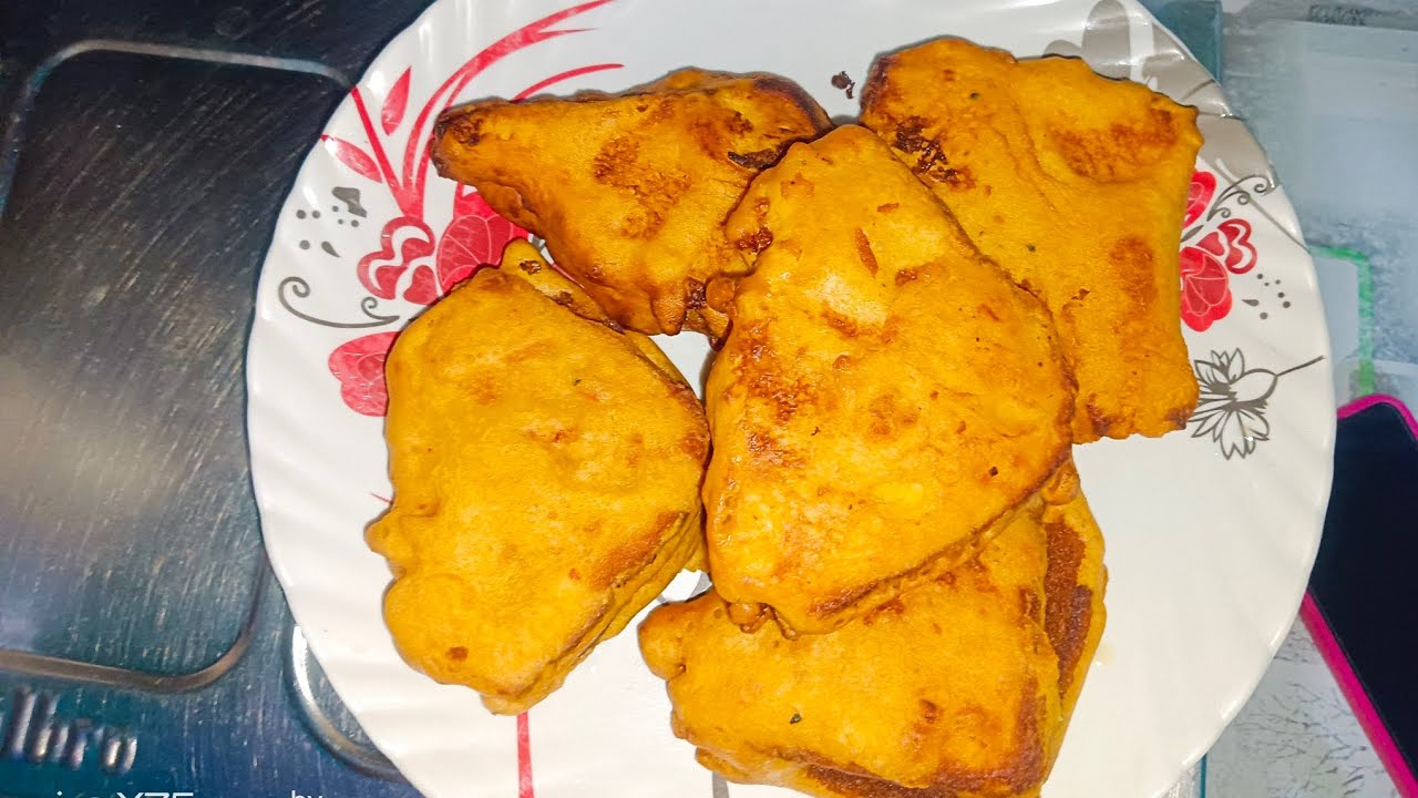 🔥 Garma Garam Bread Pakoda Banaate Hue | Easy Street Style Bread Pakoda | Live Cooking 😍