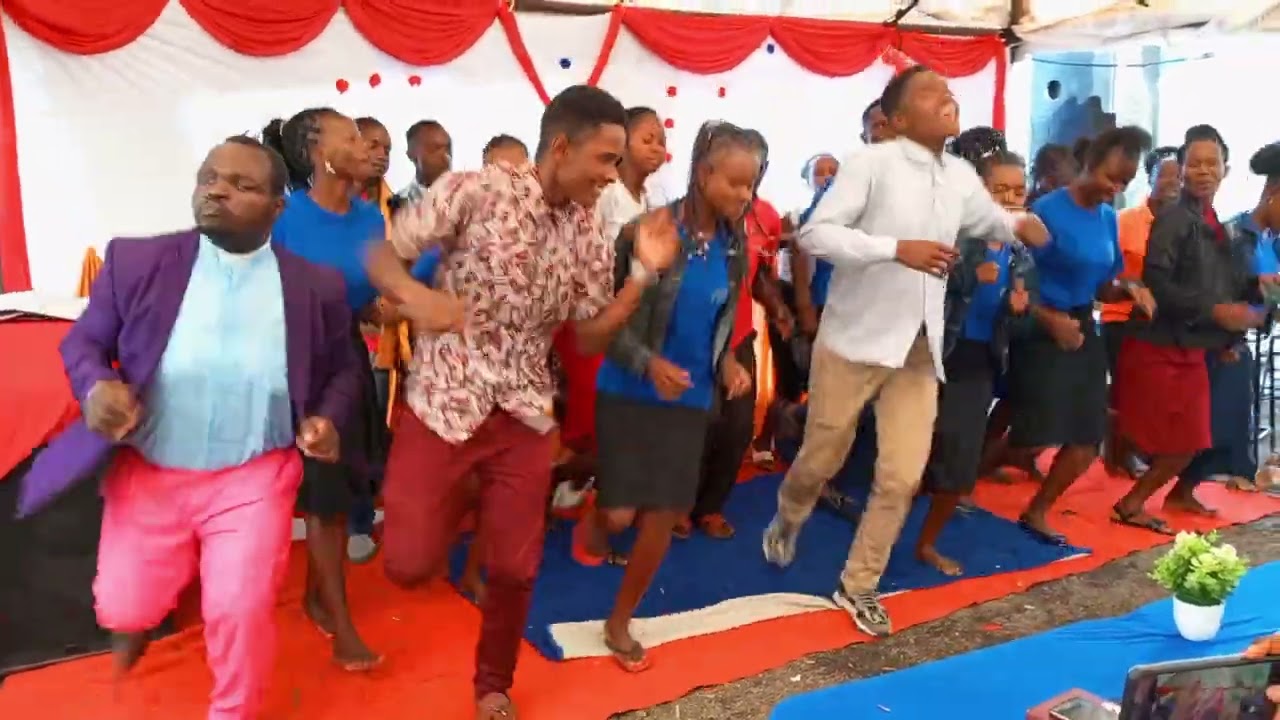 Mukiria CU Choir Dance. #DennohBlaze