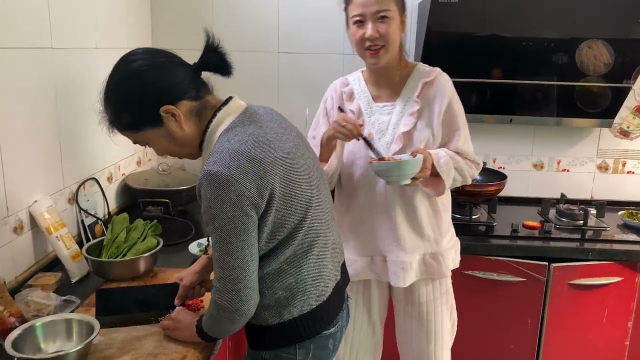 婆婆做了一锅咸疙瘩汤，简单易学又好吃，配上咸鸭蛋味道美极了！
