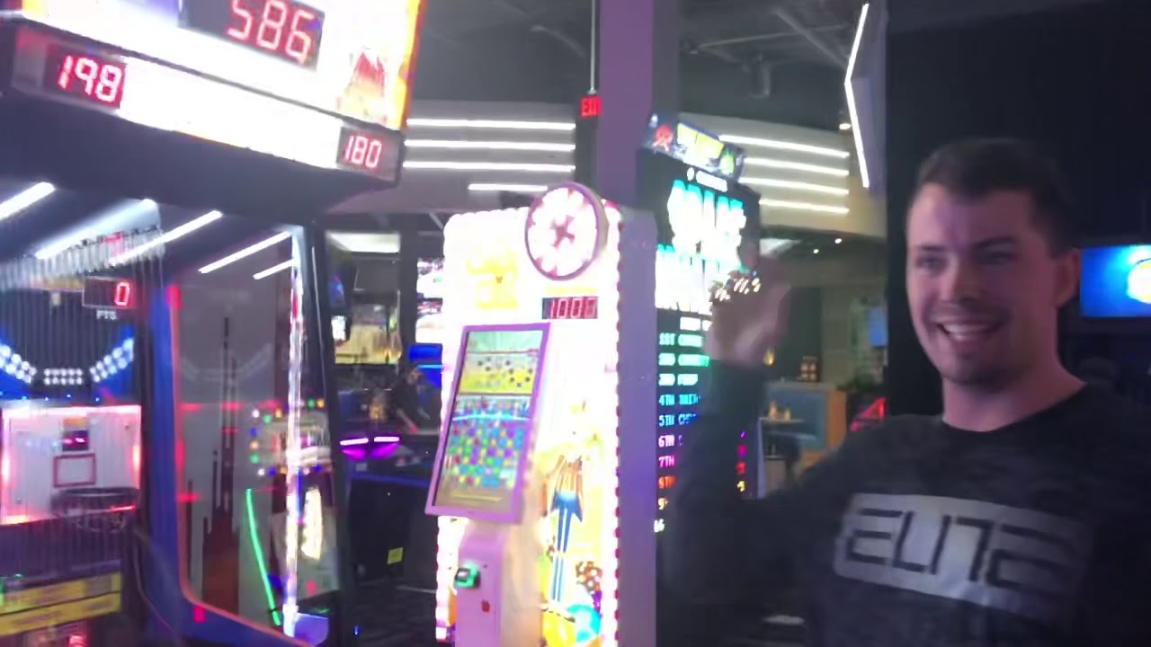 12 Days of Christmas JACKPOTS (Day 8) | Arcade Guru at Dave and Buster’s