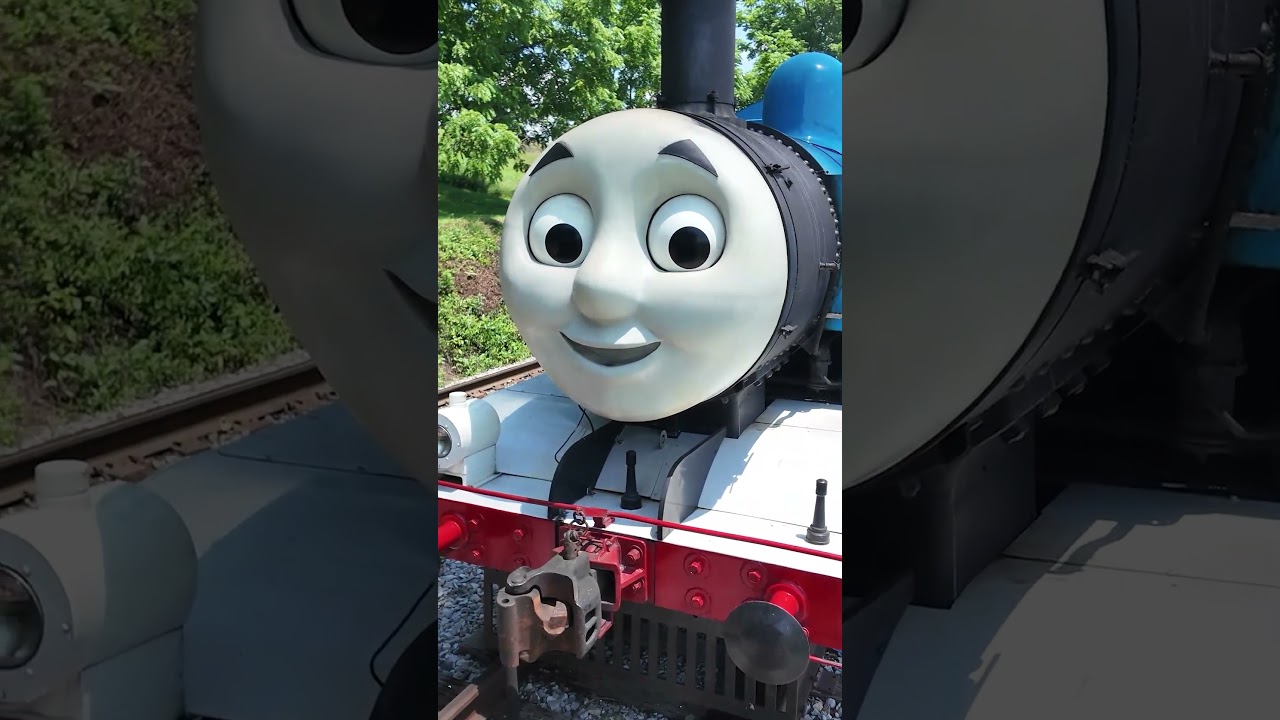 Паровозик Томас отцепляется от своего состава и издает писк.