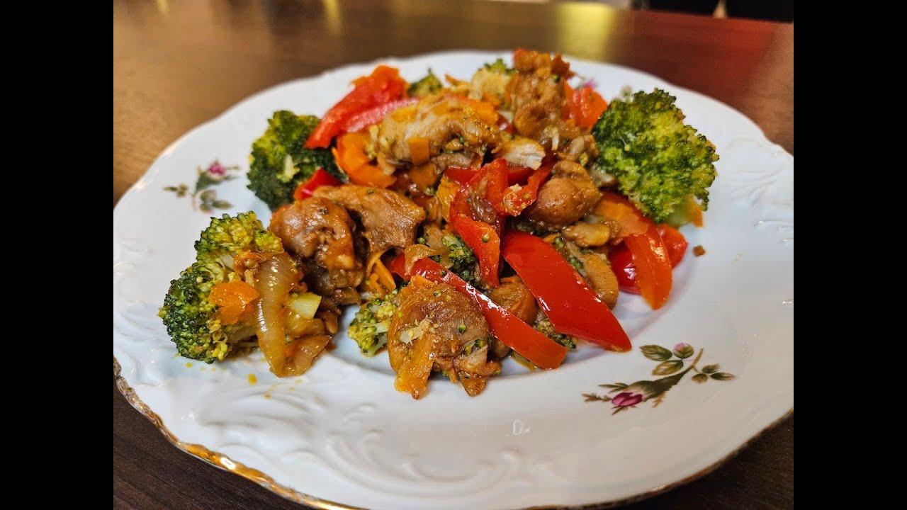 Нежная курица с брокколи на сковороде. Рецепт простой для быстрого ужина или обеда.