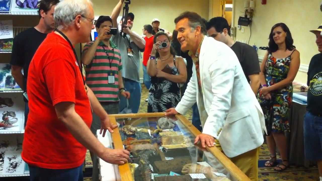 Bruce Campbell Checking out the Evil Dead Prop Display at Spooky Empire May 2011