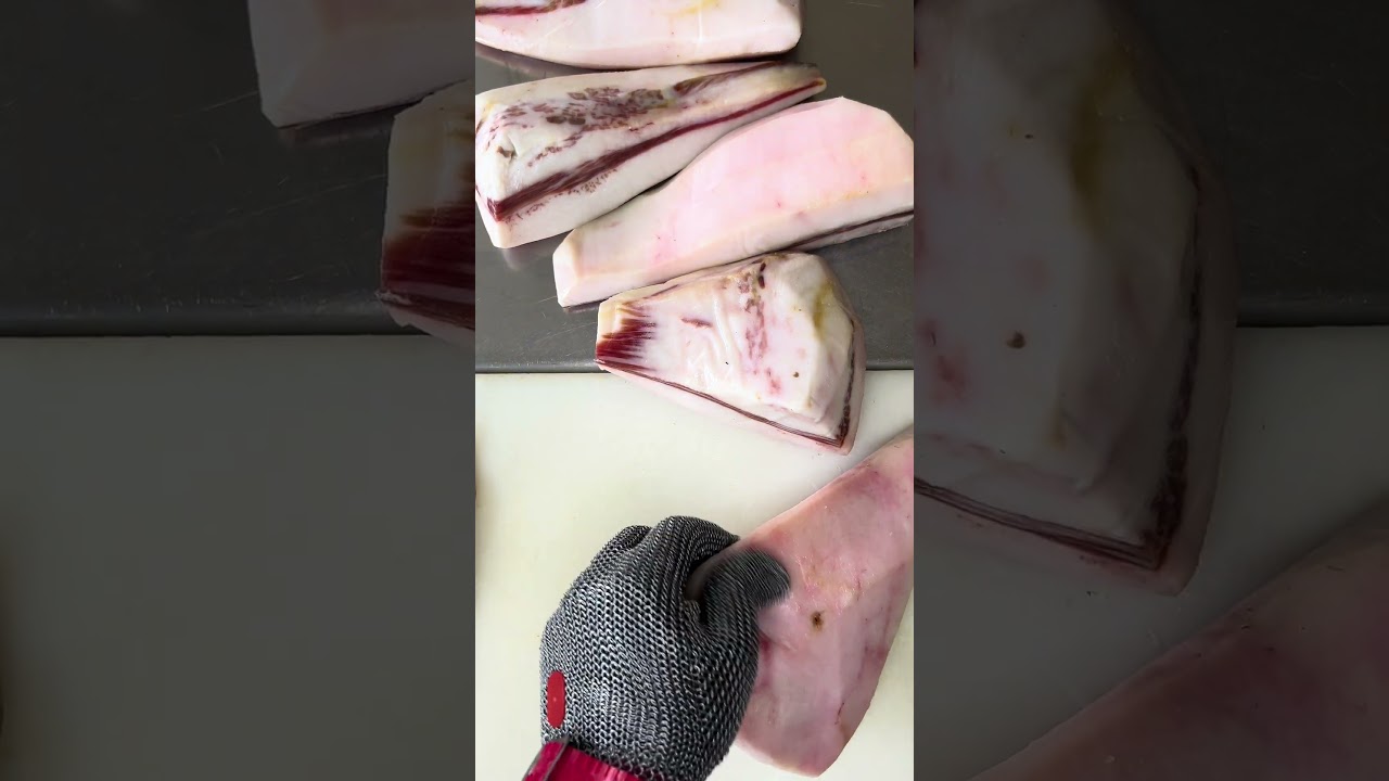 Papada ibérica de bellota, casera y curada.