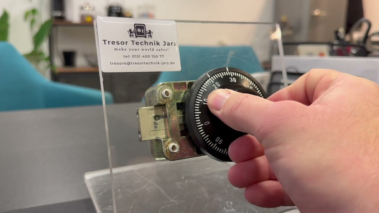 Tresor Code an einem mechanischen Zahlenschloss mit Umstellmarkierung umstellen Tresor Technik Jarz