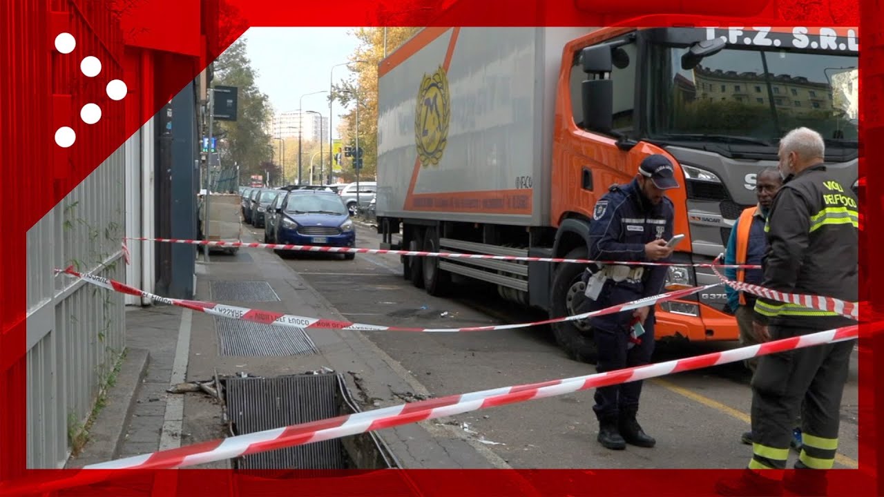 Milano, camion sfonda grata: rimosso dai vigili del fuoco