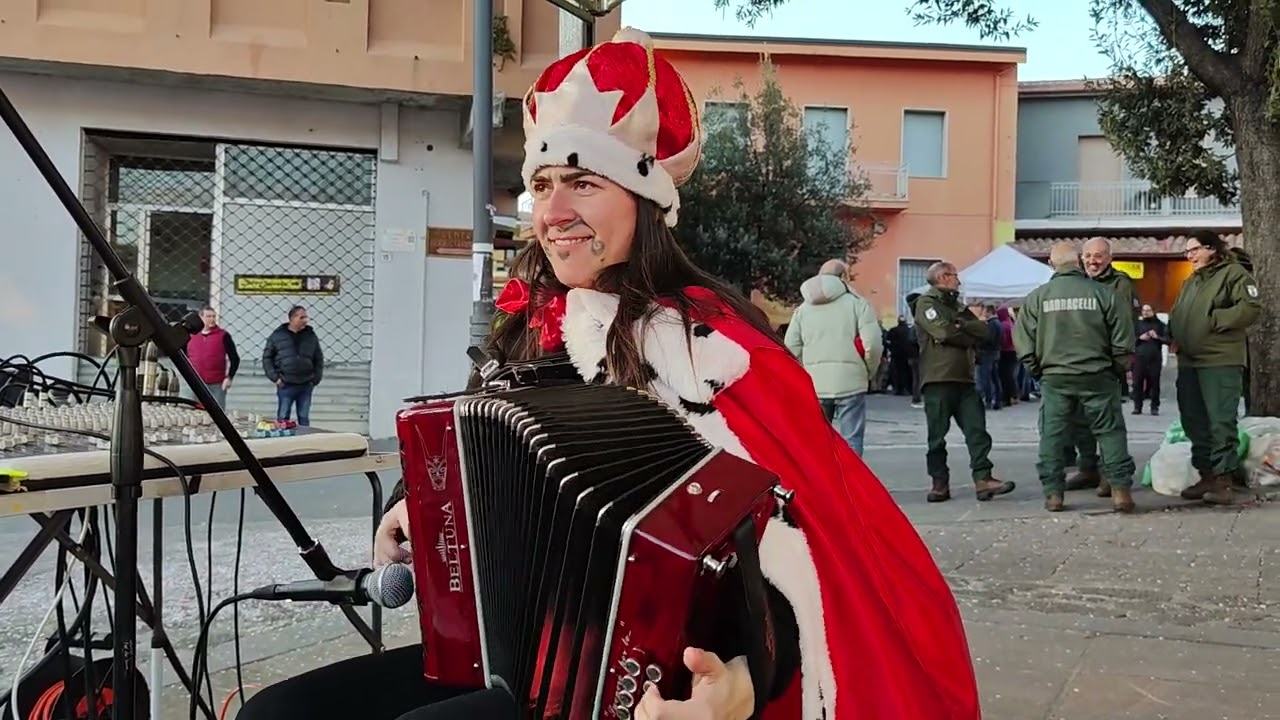 Ottana 2024 - ..tutti pronti per iniziare a ballare..??....qui sì..🎉🎊🪗🪅