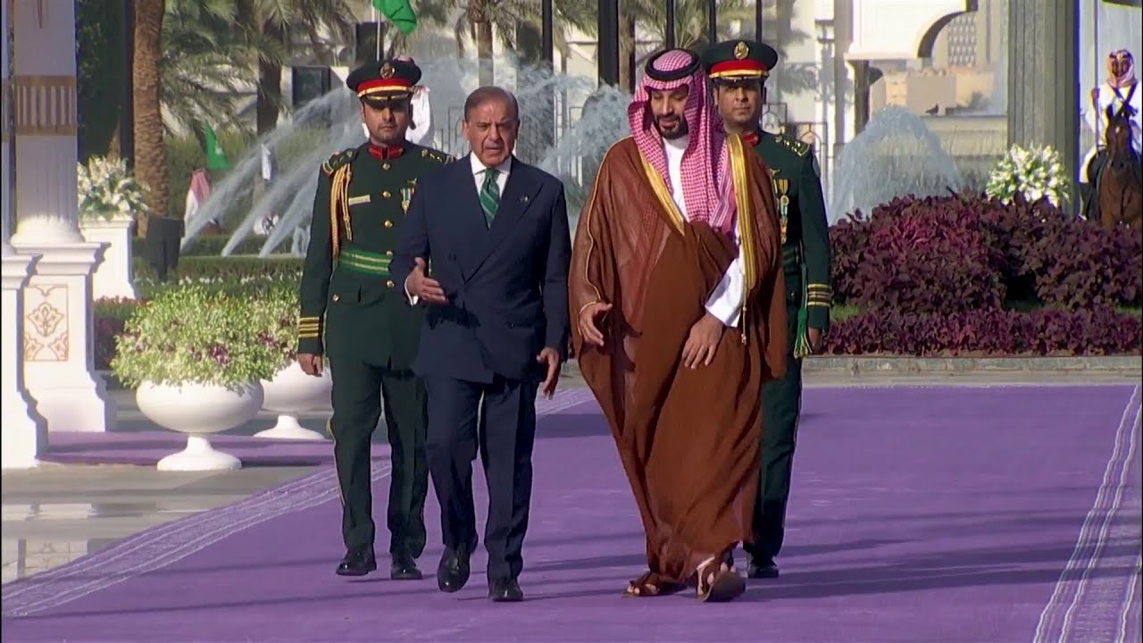 ولي العهد يستقبل رئيس وزراء باكستان ويقيم مراسم استقبال رسمية لدولته